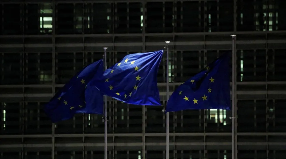 تتطاير أعلام الاتحاد الأوروبي أمام مقر المفوضية في بروكسل (رويترز)