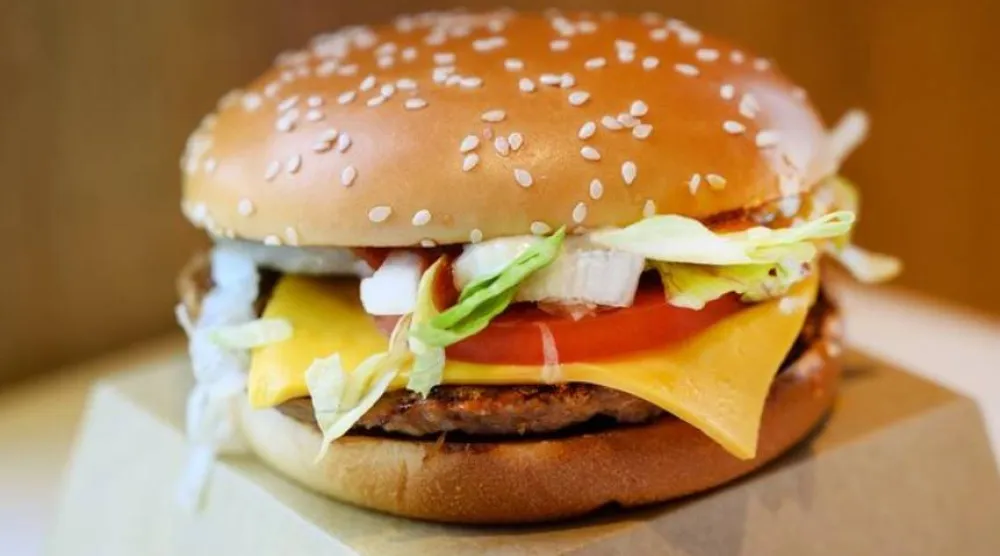 ارتفاع استهلاك الأطعمة فائقة المعالجة يرتبط بزيادة خطر الوفاة مع مرور الوقت لدى الأشخاص الذين تعافوا من المرض (أرشيفية - رويترز)