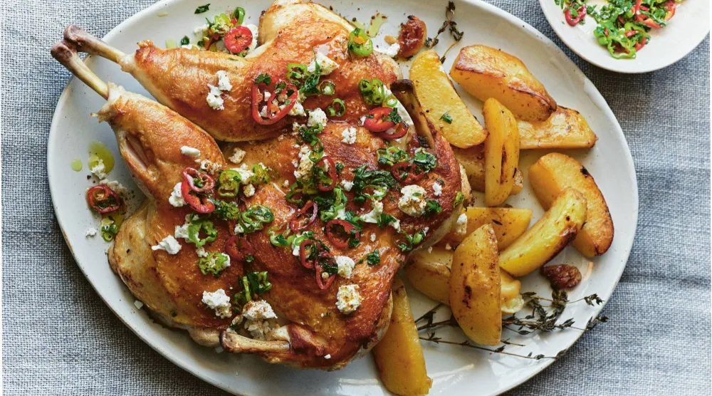 صورة لدجاجة مشوية متبلة بجبنة الفيتا مع النعناع والبصل الأخضر (أ.ب)