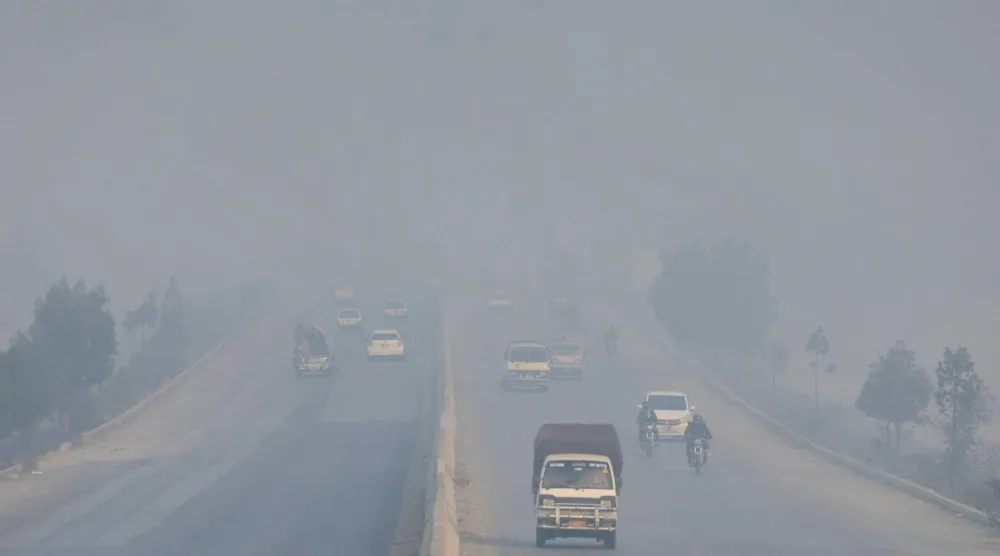 الضباب كما يظهر في أحد شوارع باكستان (أرشيفية - رويترز)