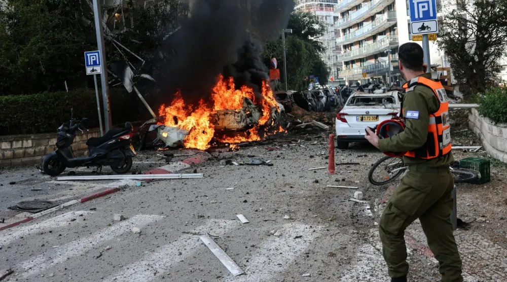 İran'ın füze saldırısında İsrail'in merkezindeki bir bina hasar gördü (Reuters)