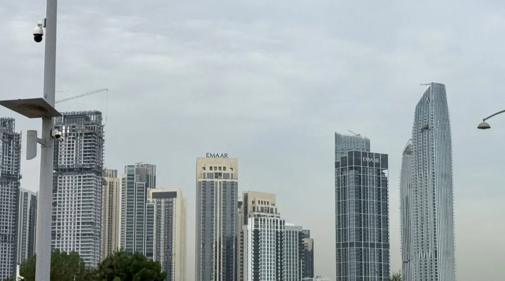 مبنى متضرر بالقرب من خور دبي بعد سقوط طائرة مسيّرة عليه في دبي يوم 12 مارس الحالي (رويترز)