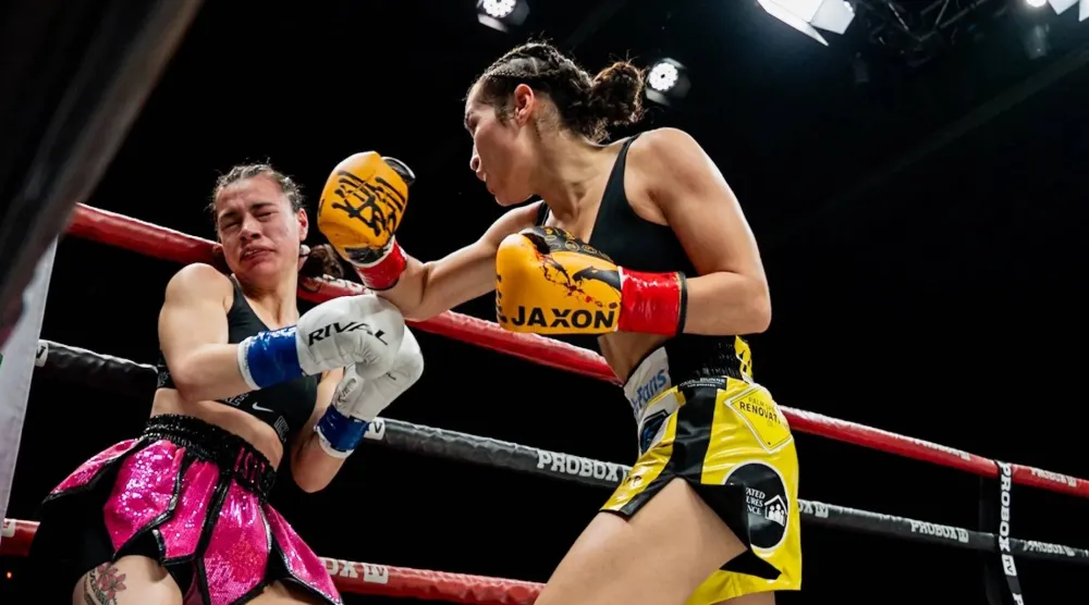 إيزيس سيو لحظة تلقيها ضربة أدخلتها غيبوبة في آخر نزالاتها (الاتحاد الدولي للملاكمة)