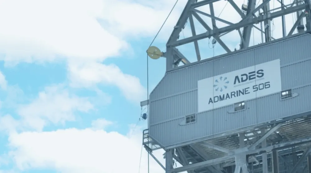 رافعة تحمل شعار «أديس» (الشركة)