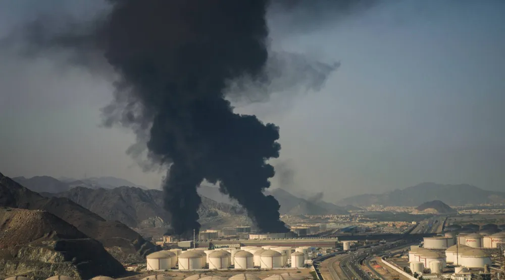 تصاعد أعمدة الدخان من منشأة نفطية في الفجيرة بتاريخ 14 مارس 2026 (أ.ب)