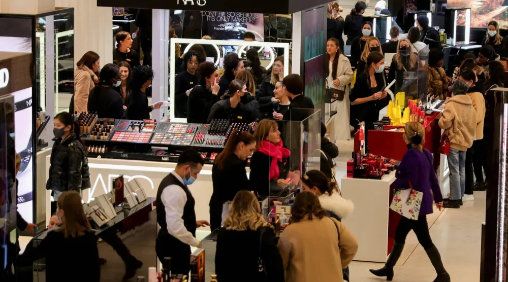 متسوقون داخل متجر «سيلفريدجز» في ويست إند بلندن (رويترز)