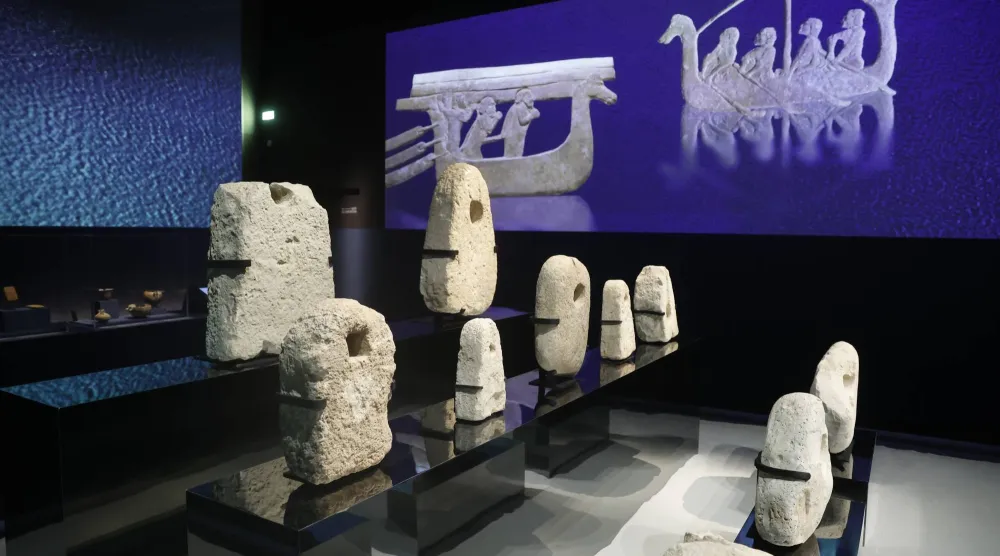 قطع أثرية في معهد العالم العربي معظمها من لبنان وأخرى مُعارة من «اللوفر» (أ.ب)