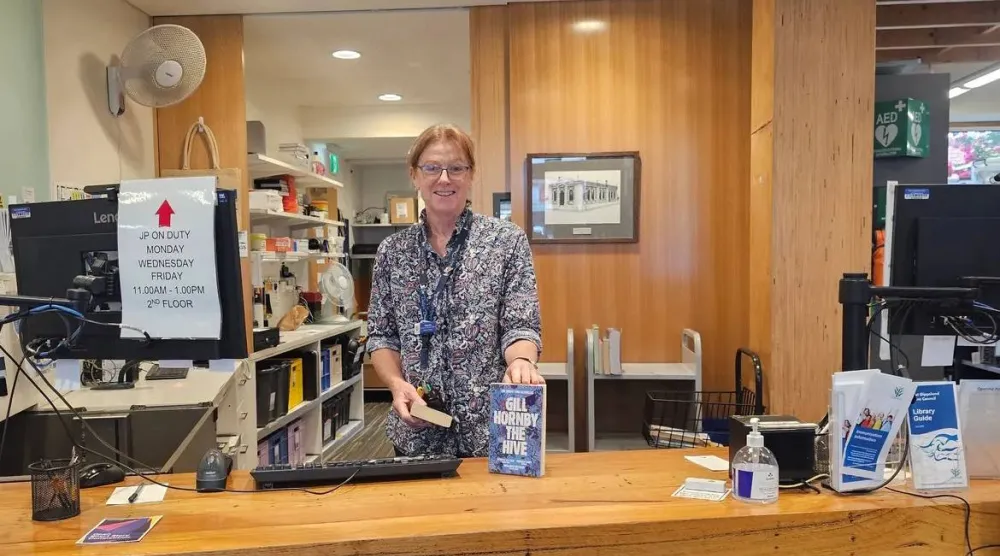 رواية تائهة بين قارّتين (مكتبة بيرنسديل في «فيسبوك»)