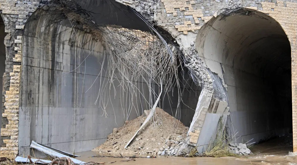 أضرار في موقع غارة إسرائيلية استهدفت جسر القاسمية قرب مدينة صور جنوب لبنان 23 مارس (إ.ب.أ)