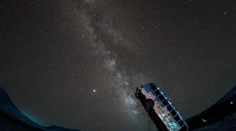 بين هذا البُعد كلّه... احتمال صغير اسمه الحياة (غيتي)