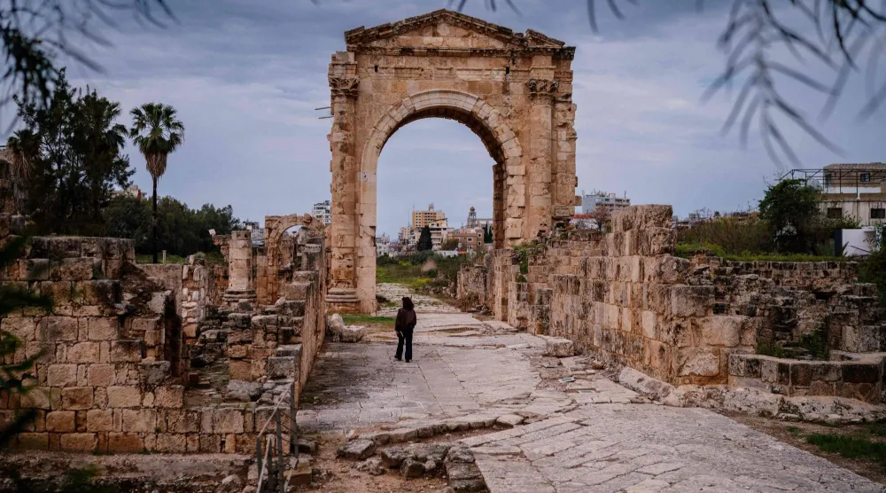 صورة تُظهِر الموقع الأثري لهيبودروم (ميدان سباق الخيل) الروماني في مدينة صور جنوب لبنان