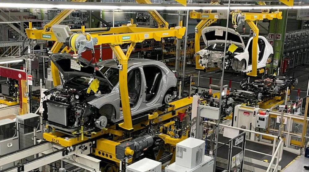 خط إنتاج شركة «مرسيدس- بنز» الألمانية لصناعة السيارات في مصنع بمدينة راستات بألمانيا (رويترز)