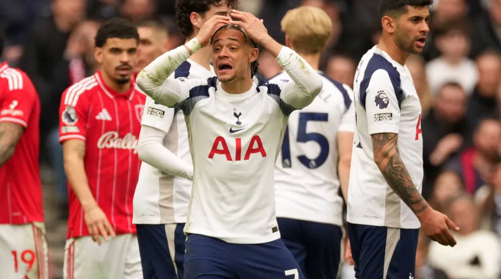 مشهد الإنكسار تكرر كثيراً على وجوه لاعبي توتنهام هذا الموسم (ا ب)