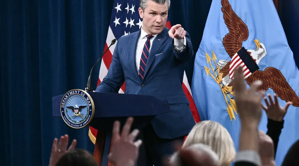 وزير الحرب الأميركي بيت هيغسيث خلال مؤتمر صحافي في البنتاغون يوم 2 مارس 2026 (أ.ف.ب)