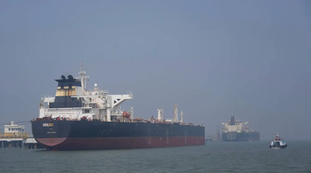 ناقلة النفط تعبر من مضيق هرمز في ميناء مومباي 12 مارس الحالي (أ.ب)