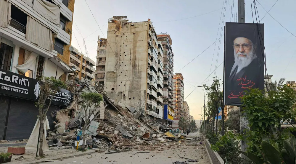 صورة للمرشد الإيراني السابق علي خامنئي بمنطقة حارة حريك بالضاحية الجنوبية لبيروت التي استُهدفت مساء الاثنين بغارة إسرائيلية (أ.ف.ب)