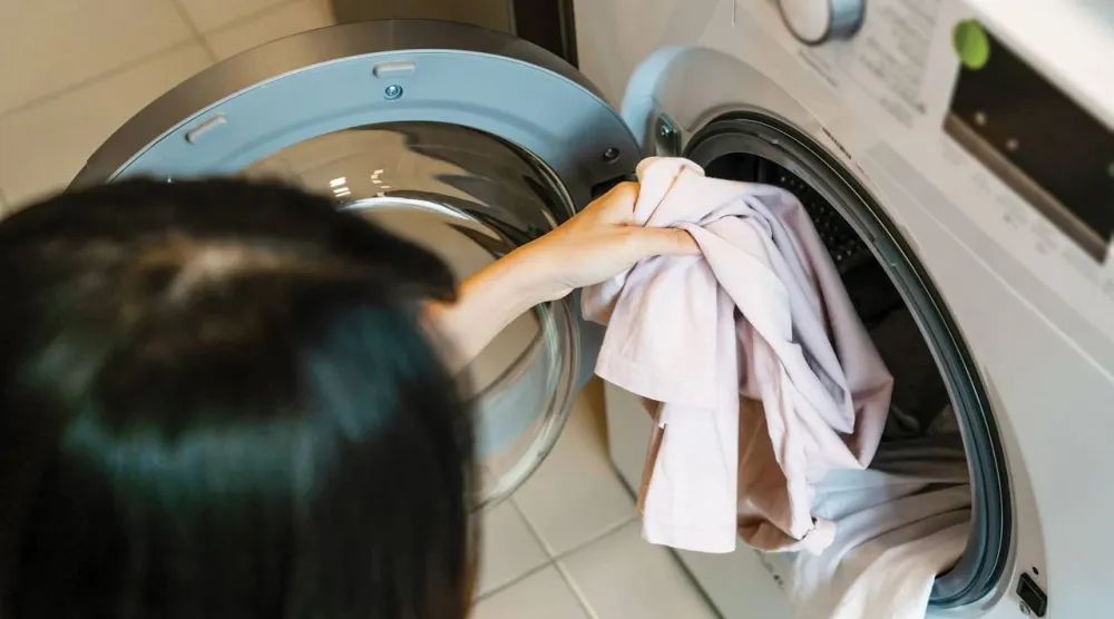 الطلاء المبتكر ينظف الأقمشة بالماء فقط (الجمعية الكيميائية الأميركية)