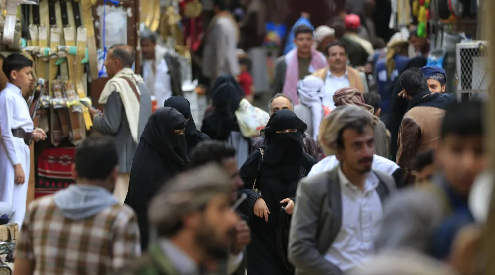 حشد من المتسوقين بأحد المتاجر في صنعاء الخاضعة للحوثيين (أ.ف.ب)