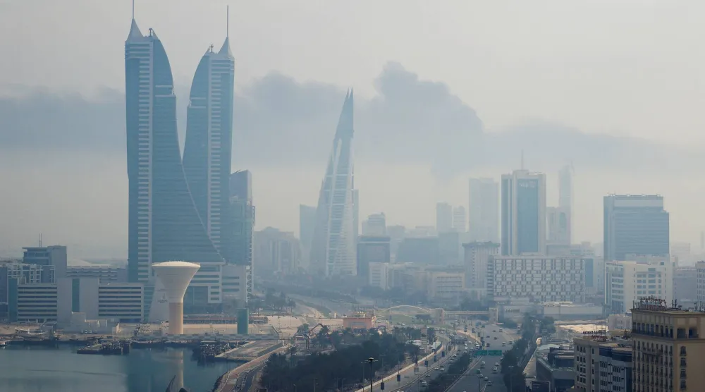 أنظمة الدفاع الجوي التابعة لقوة دفاع البحرين تعترض صاروخين و36 طائرة مسيّرة إيرانية (رويترز)