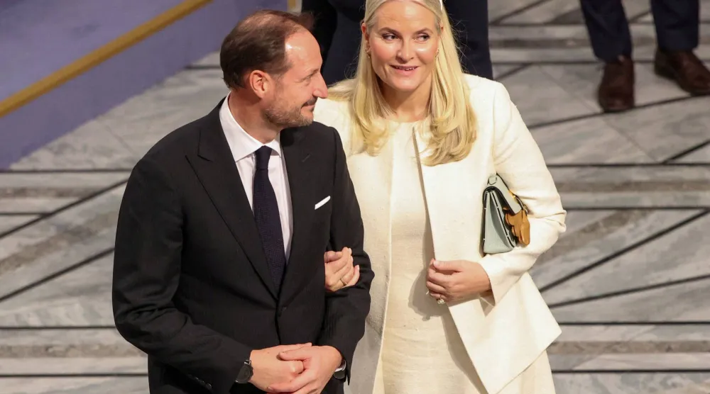 ولي عهد النرويج الأمير هاكون وولية العهد الأميرة ميته - ماريت خلال مراسم منح جائزة نوبل للسلام في أوسلو... النرويج 10 ديسمبر 2025 (رويترز)