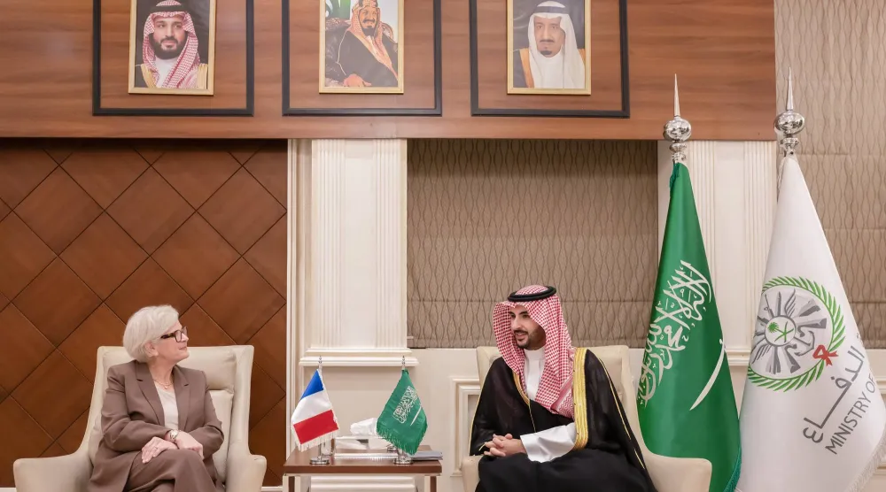 الأمير خالد بن سلمان خلال لقائه الوزيرة كاثرين فوترين في الرياض (وزارة الدفاع)