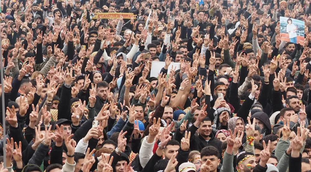 اعتقلت السلطات التركية عشرات من بين آلاف المشاركين في الاحتفال بعيد نوروز في إسطنبول الأحد الماضي لرفعهم صوراً ولافتات تروج لحزب «العمال الكردستاني» (حزب الديمقراطية والمساواة للشعوب - إكس)