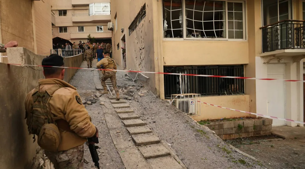 جنود من الجيش اللبناني يتفقدون الموقع الذي سقطت فيه صواريخ تم اعتراضها في منطقة ساحل علما شمال بيروت (أ.ب)