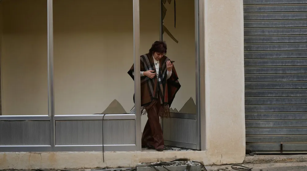 لبنانية تتفقد الأضرار الناتجة عن سقوط شظايا صاروخ إيراني تم اعتراضه فوق منطقة جونيه في جبل لبنان (أ.ب)