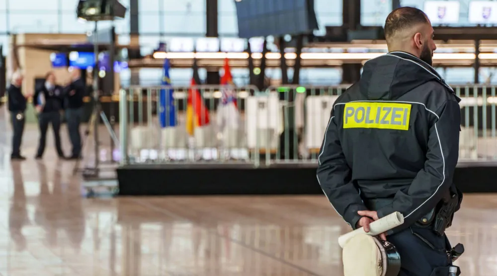 شرطي يظهر في مبنى جديد للركاب بمطار فرانكفورت الألماني (د.ب.أ)
