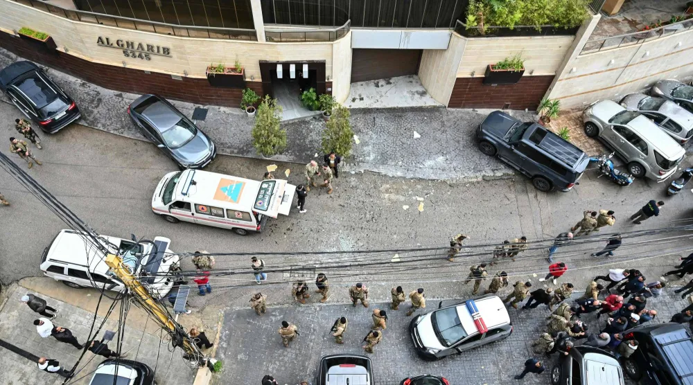 جنود لبنانيون وعناصر من فرق الإنقاذ في موقع غارة إسرائيلية استهدفت شقة في الحازمية على الأطراف الشرقية لبيروت 23 مارس 2026 (أ.ف.ب)