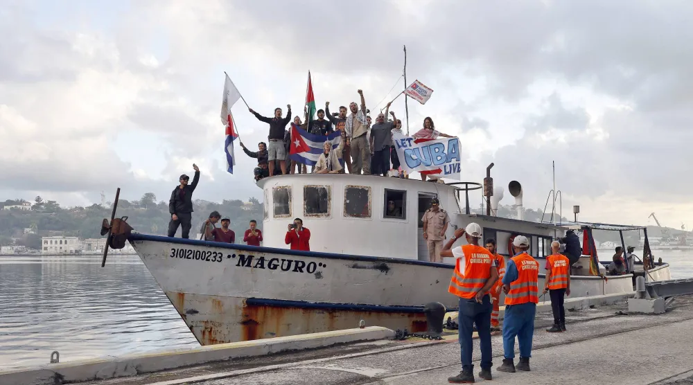 السفينة «ماغورو» راسية في ميناء هافانا (إ.ب.أ) 