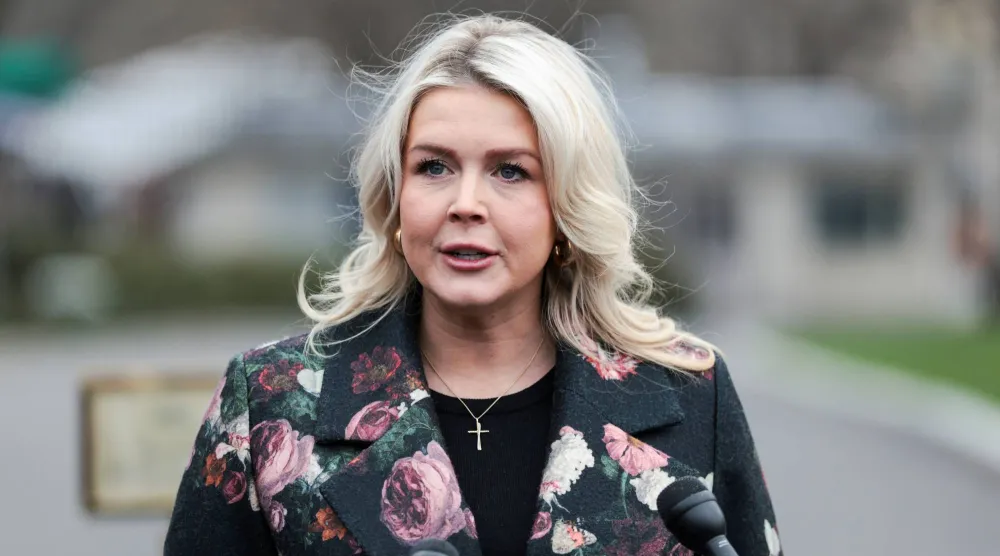 كارولاين ليفيت المتحدثة باسم البيت الأبيض تتحدث إلى الصحافيين في مدخل الجناح الغربي للبيت الأبيض بواشنطن 18 مارس 2026 (رويترز)