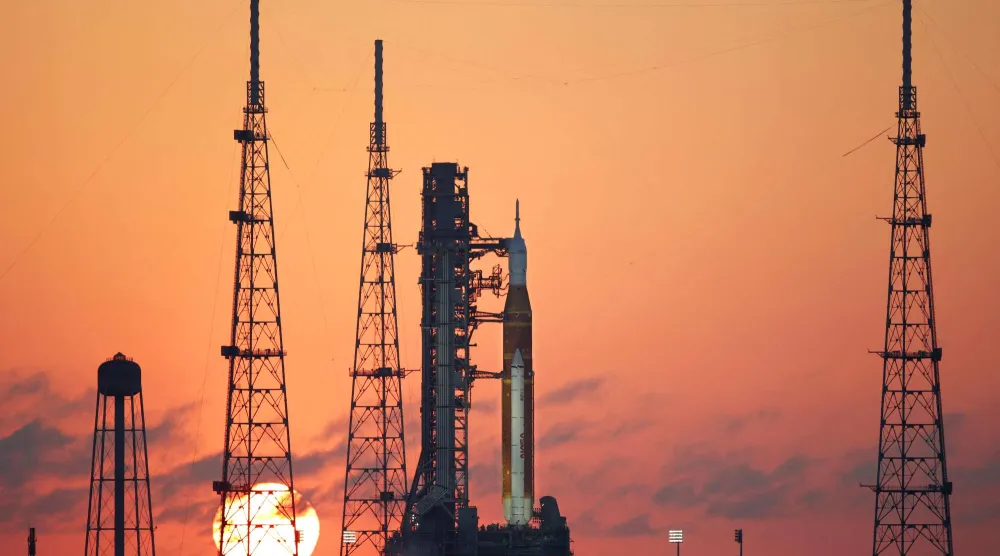 صاروخ نظام الإطلاق الفضائي التابع لـ«ناسا» لبعثة «أرتيميس 2» والمركبة الفضائية «أوريون» يظهران عند شروق الشمس في فلوريدا (أ.ف.ب)