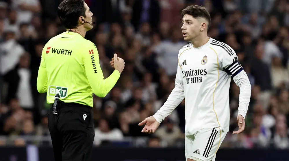 فيدريكو فالفيردي لحظة طرده في مواجهة الديربي (رويترز)