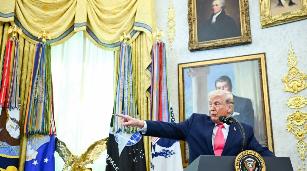 الرئيس الأميركي دونالد ترمب يتحدث للصحافيين في المكتب البيضاوي اليوم (إ.ب.أ) 