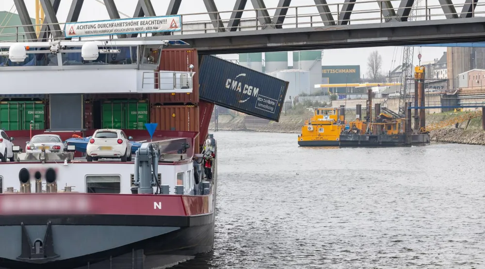 سفينة حاويات ترسو في ميناء نويس بعد اصطدامها بجسر ما أدى إلى سقوط عدة حاويات في الماء... في مدينة نويس بألمانيا 24 مارس 2026 (د.ب.أ)