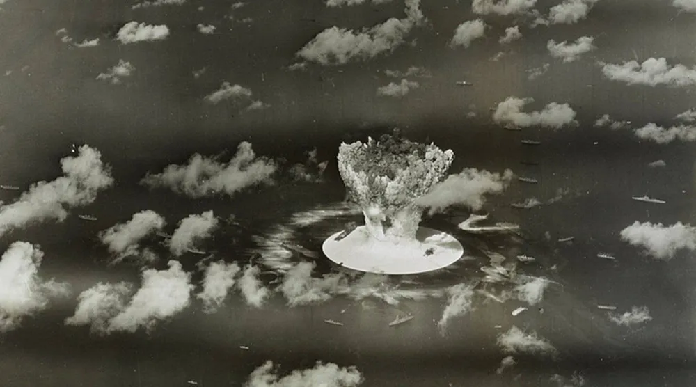 سحابة فطرية تتصاعد خلال تجربة لسلاح نووي في «عملية كروسرودز» الأميركية في بيكيني أتول بجزر مارشال 1946 (رويترز - أرشيفية)
