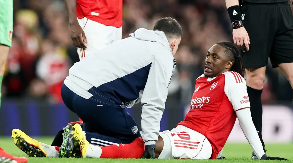 نجم آرسنال إيبريتشي إيزي أصيب بمواجهة ليفركوزن (إ.ب.أ)