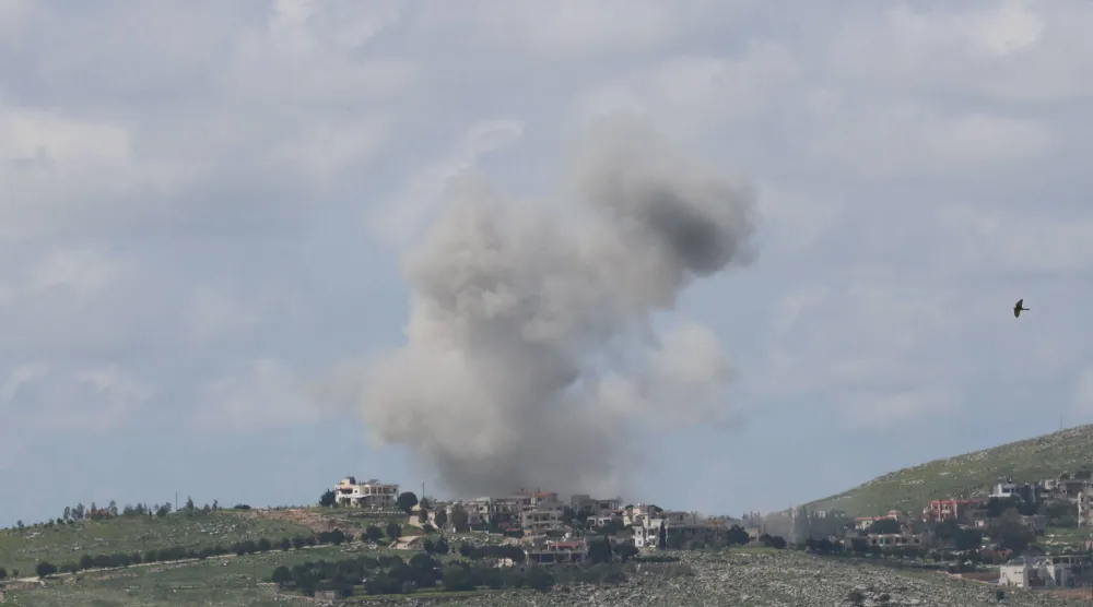 صورة التُقطت من منطقة مرجعيون في لبنان تظهر دخاناً يتصاعد من موقع غارة جوية إسرائيلية استهدفت قرية كفر تبنيت في جنوب البلاد 24 مارس 2026 (أ.ف.ب) 
