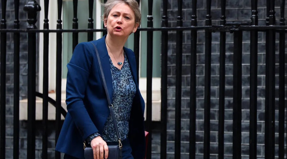 وزيرة الخارجية البريطانية إيفيت كوبر لدى وصولها إلى مقر رئاسة الوزراء في 10 داوننغ ستريت بلندن (إ.ب.أ) 