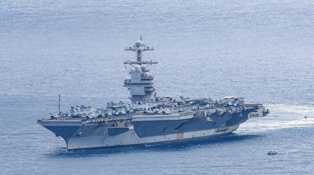 حاملة الطائرات الأميركية الكبرى في العالم «جيرالد فورد» تصل إلى قاعدة سودا باي البحرية بعد أن كانت جزءاً من عمليات الحرب في الشرق الأوسط في جزيرة كريت في اليونان 23 مارس 2026 (أ.ف.ب)