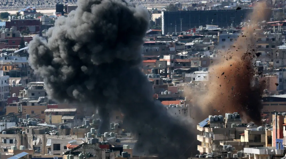 دخان القصف يتصاعد في الضاحية الجنوبية لبيروت بعد غارة جوية في 9 مارس 2026 (إ.ب.أ)