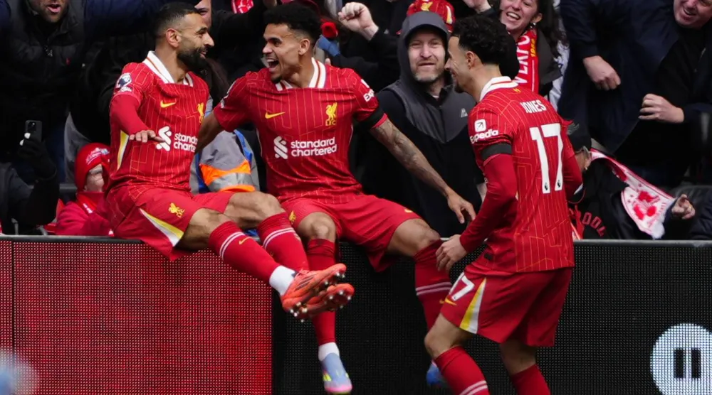 وداعية حارة من نجوم ليفربول لمحمد صلاح (د.ب.أ)