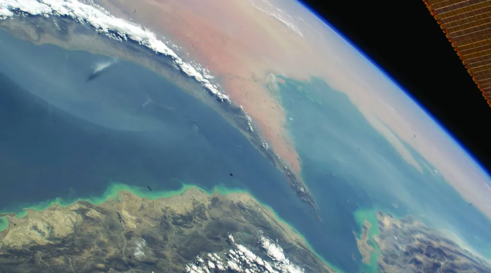 صورة قمر اصطناعي التقطتها وكالة «ناسا» لمضيق هرمز (د.ب.أ)