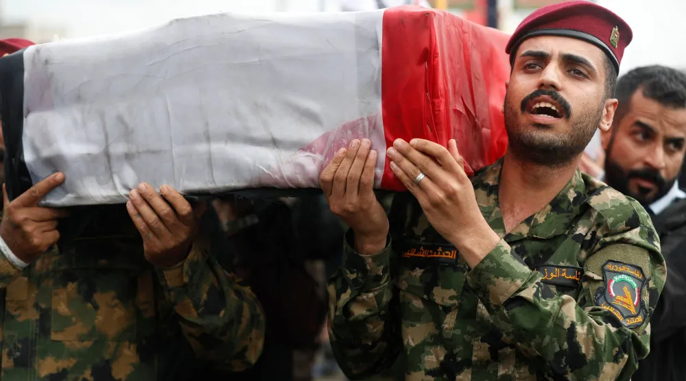 عناصر من الحشد الشعبي في العراق يحملون نعشاً خلال تشييع لقائد عمليات الأنبار في بغداد في 24 مارس 2026 (أ.ف.ب)
