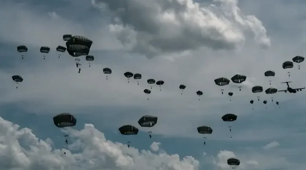 قوات المظليين التابعين للفرقة 82 المحمولة جوا يجرون عملية تكتيكية جوية جماعية بمنطقة هولاند دروب زون في فورت براغ بنورث كارولاينا (الجيش الأميركي)