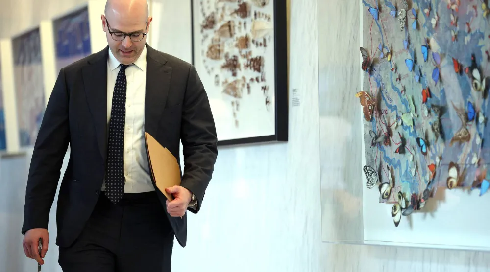 ميران يغادر اجتماع اللجنة الفيردالية للسوق المفتوحة الاسبوع الماضي (أ.ف.ب)