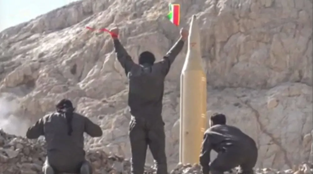 لقطة من مقطع فيديو لعناصر من «الحرس الثوري» قبيل إطلاق صاروخ باليستي (أ.ف.ب)