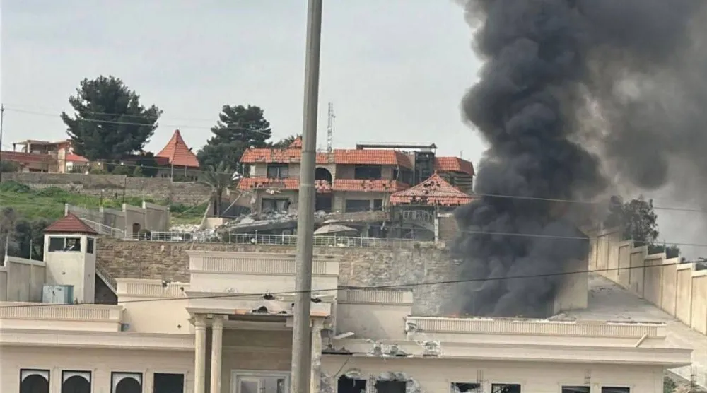 صورة وثقها سكان محليون تظهر تصاعد دخان من موقعٍ قُصف في الموصل أمس وقالوا إن الضربة استهدفت منزلاً تستخدمه قيادات في «الحشد الشعبي»