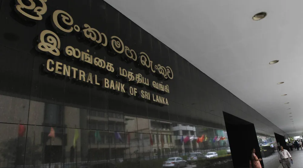 أشخاص يسيرون أمام مبنى البنك المركزي السريلانكي في كولومبو (أرشيفية - رويترز)